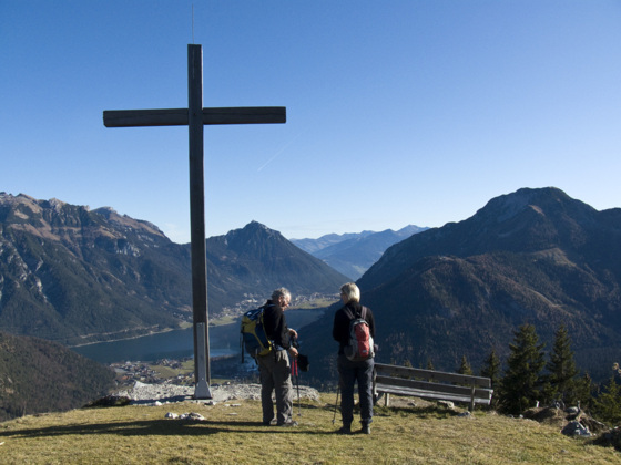 Einmalige Gipfelaussicht vom Feilkopf auf das Rofangebirge und den Achensee