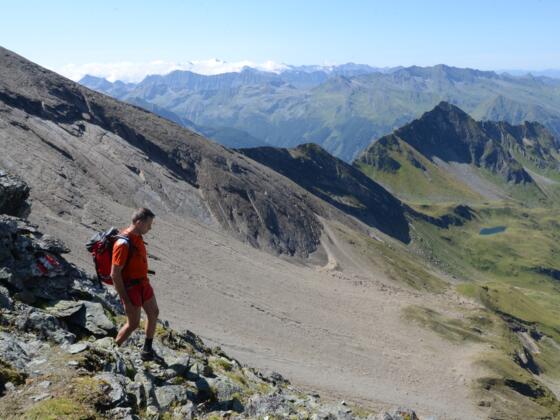 Steile Bratschenhänge fallen vom Schmiedinger ab in sein Kar unter dem Kleetörl.