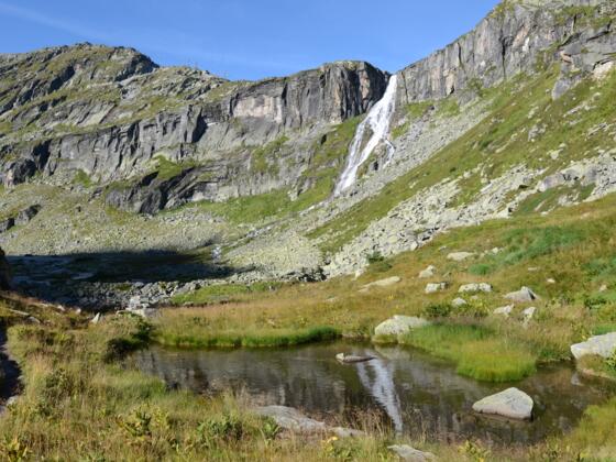 Im Eisboden; durch die Wand rechts des Wasserfalls führt die Steinerne Stiege.
