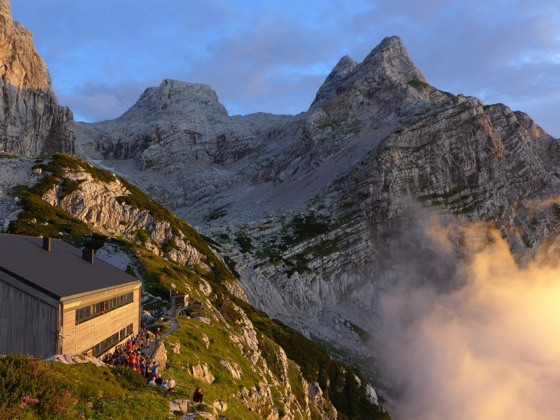 Hütte im Abendlicht, rechts der Schermberg