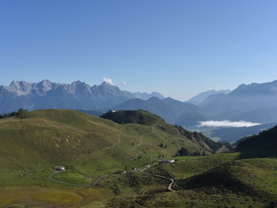 Kurz nach dem Start; Rückblick auf Liftstation und Loferer Steinberg