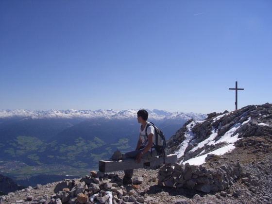 Am Gipfel der Speckkarspitze (2621 m). Blick nach Süden zu den Tuxer Alpen.