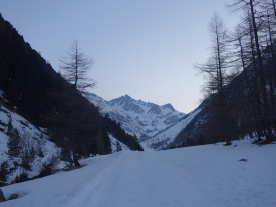 Start durchs Knuttental, die Gabelspitze und die markante Rinne bereits in Sicht