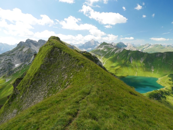 Auf dem Pfad hinauf zum Knappenkopf mit Blick auf den Schrecksee