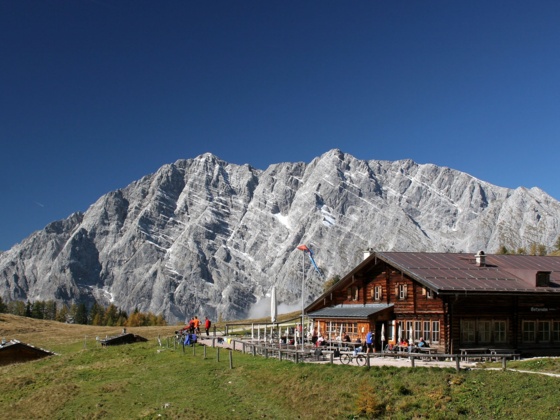 Die Berggaststätte Gotzenalm - im Hintergrund der Watzmann.