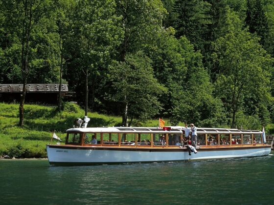 Elektroboot vor Anlegestelle Kessel