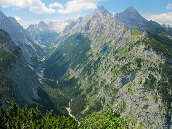 Der Blick ins langgestreckte Reintal vom Aussichtspavillon Köing Ludwig II.