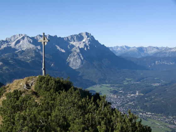 Der Hohe Fricken vor der Zugspitze; unten sieht man nach Garmisch-Partenkirchen