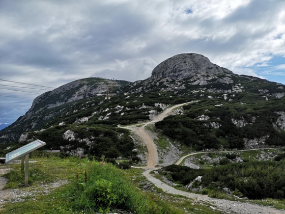 Hoher Krippenstein mit den Platten des Kuckucksnest-Klettersteigs (links) und niederer Krippenstein (rechts) von der Seilbahn-Station Gjaid-Alm