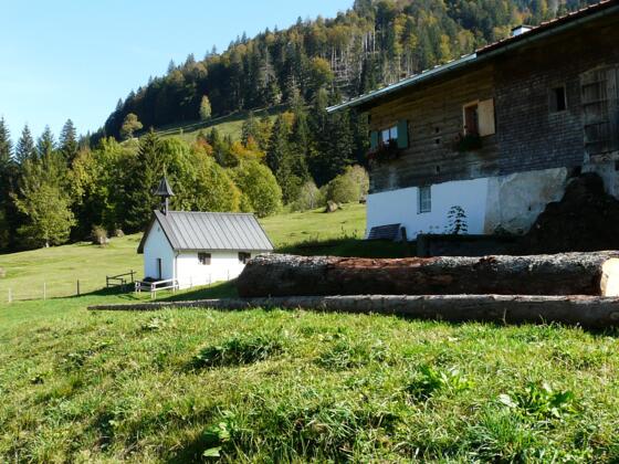 Die Mittlere Simatsgund-Alpe mit der Kapelle St. Rochus.