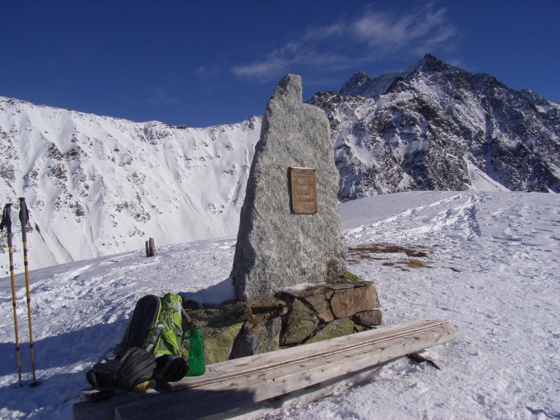 Gipfel mit Gedenktafel.