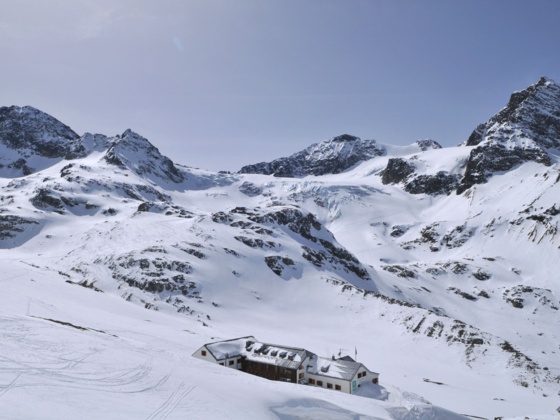 Wiesbadener Hütte mit Piz Buin (links) und Silvrettahorn (rechts)