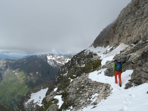 Weißwand mit dem markanten Band, über das der Weg verläuft