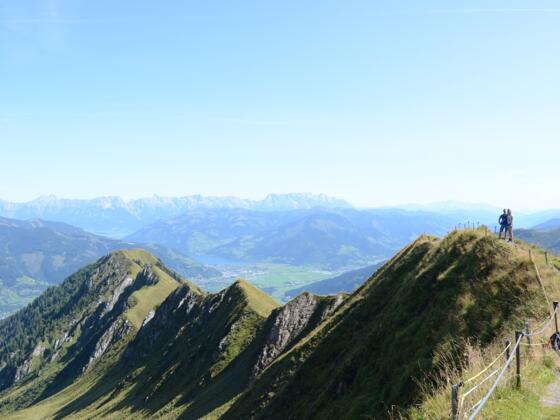 Der Alexander-Enzinger-Weg folgt luftig einem grasigen Kamm über dem Pinzgau.
