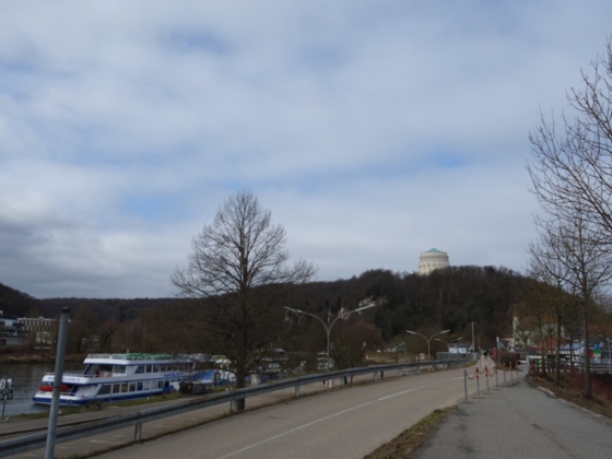 Schiffsanlegestelle Kelheim mit Sicht hinauf zur Befreiungshalle
