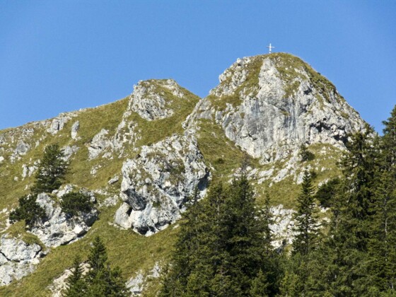 Je näher man dem Hohen Grasberg kommt, umso mehr zeigt er sein felsiges Gesicht.