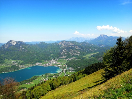 Blick zum Fuschlsee mit Schober (links) und Schafberg (rechts)