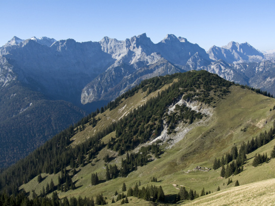 Gipfelblick vom Schönalmjoch über den Roßkopf auf das Karwendelgebirge