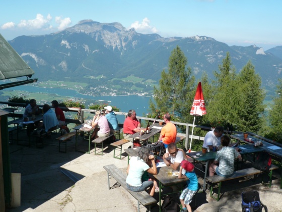 Gastgarten mit Ausblick auf den Wolfgangsee