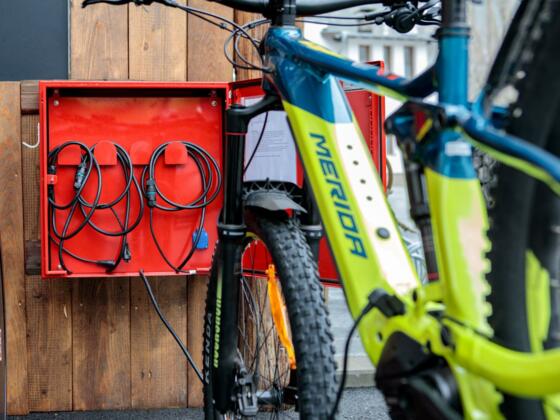 E-Bike Ladestation rot