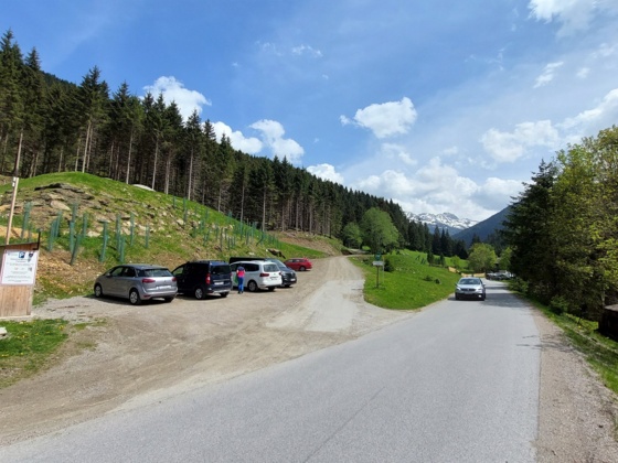 Der Parkplatz kurz vor dem Gasthof Hanneburger. Ganz hinten im Wattental - die Kalkwand (2826 m).