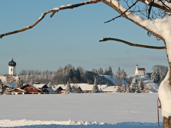 Blick auf Bayerniederhofen mit der Kirche St. Michael (links) und auf die Kapelle St. Peter (rechts)