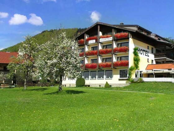 Hausansicht Panorama_mit_Blumen tour