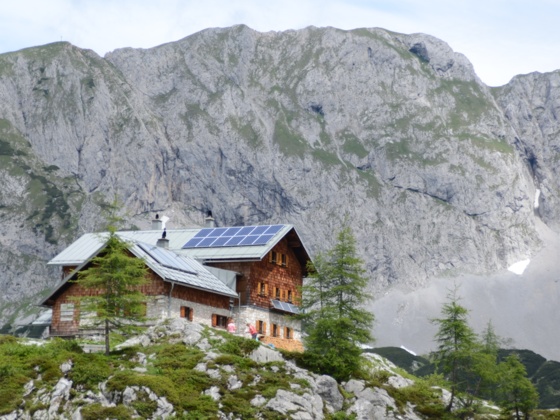 Über der Laufener Hütte lockt die Tagweide zur Gratüberschreitung.