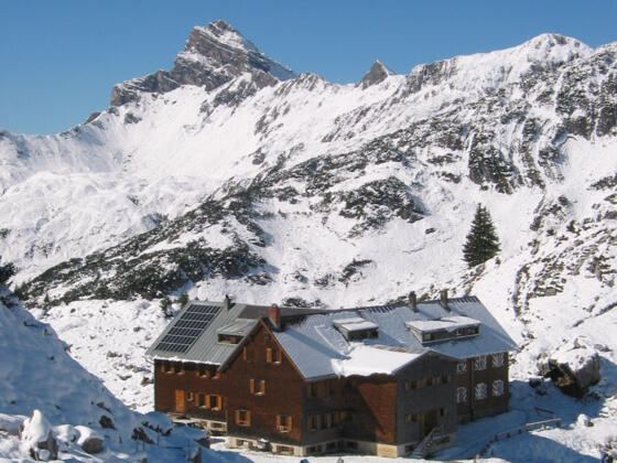 Die Freiburger Hütte im Winter