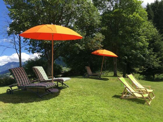 Liegewiese mit Naturgarten und Teichen