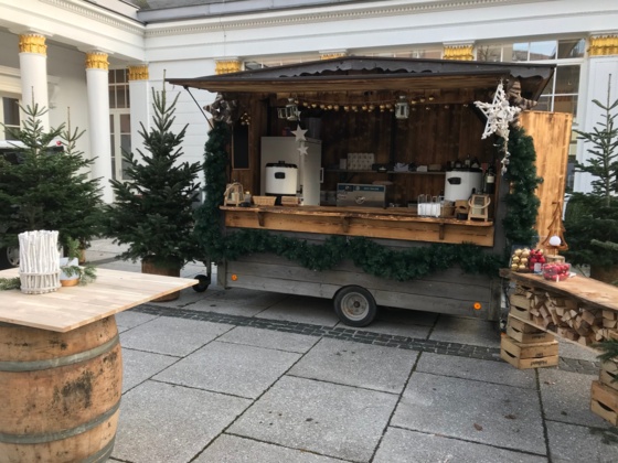 Wood Truck im Advent mit Dekoration