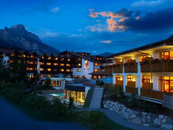 Hotel Tyrol Winter Außenansicht