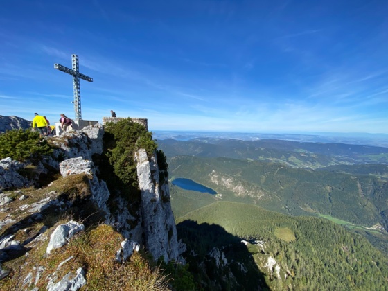 Europakreuz am Aberfeldkogel mit Blick auf den Langbathsee