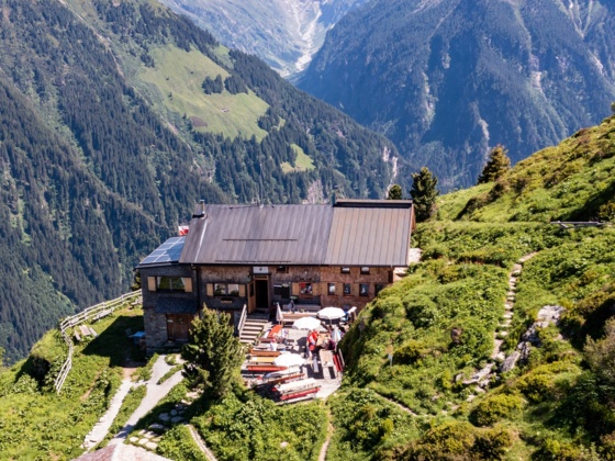 Die Hütte weit oberhalb von Ginzling.
