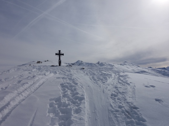 winziges Kreuz am Gipfel