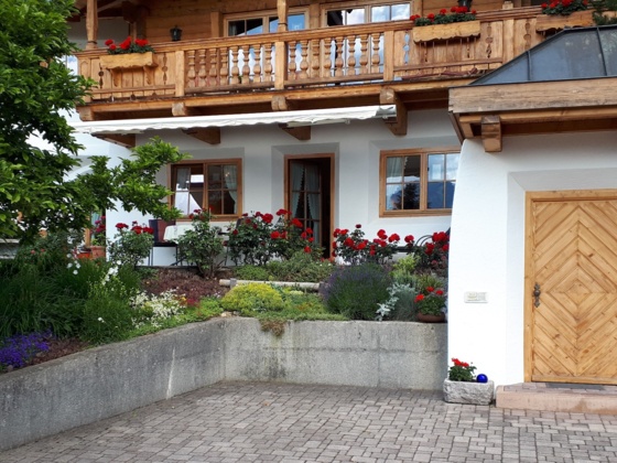 Eingang der Ferienwohnung mit Parkplatz