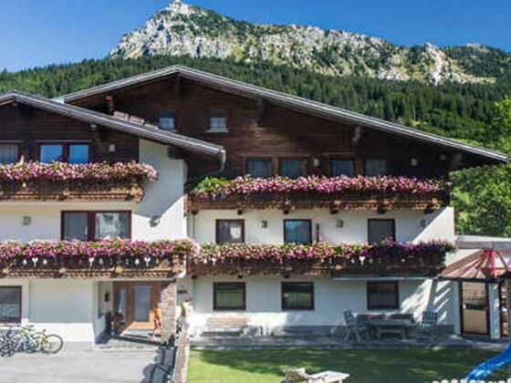 Nicht zu Haus und doch daheim - das ist unser Motto ! Und zahlreiche Stammgäste über viele Jahre beweisen uns auch, dass es wirklich so ist !