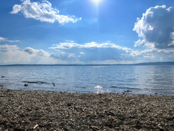 Kiesstrand in Münsing bei Sonnenschein