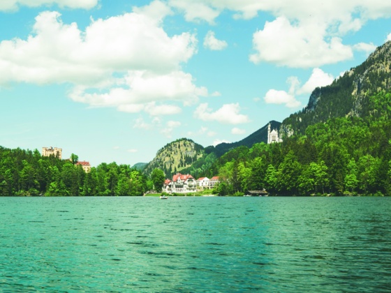 Alpsee mit Schloss Neuschwanstein im Hintergund