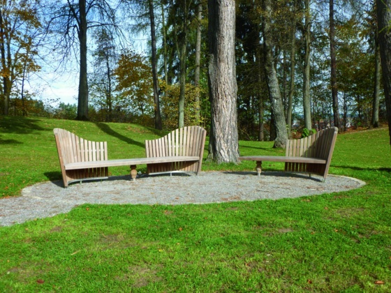 Schlossparkbänke im Baumgarten