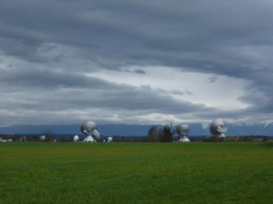 Die riesigen Antennen, die mitten auf der grünen Wiese stehen, wirken fast unwirklich.