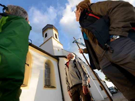 Pilger an der Wallfahrtskirche auf dem Hohen Peißenberg