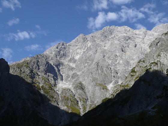 Die Watzmann-Ostwand; der Berchtesgadener Weg zieht von links zum Gipfel