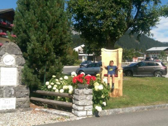 Kaiserdenkmal und -stuhl beim Postwirt St. Martin