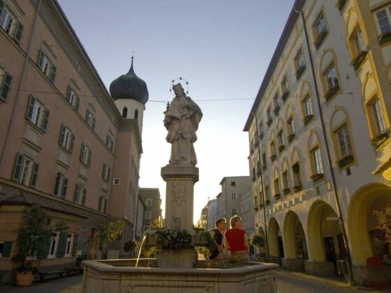 Nepomukbrunnen am Max-Josefs-Platz