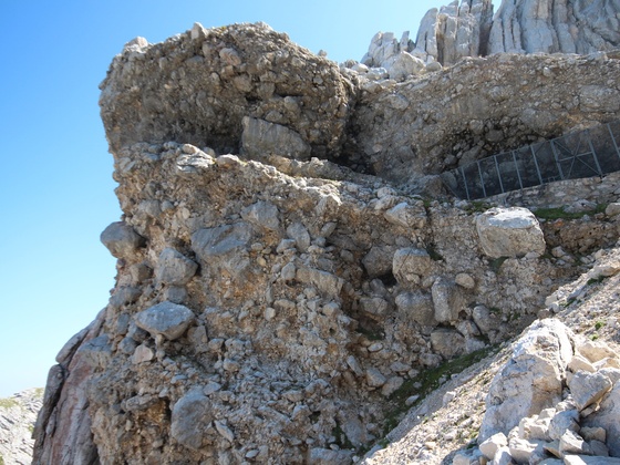 Die Meilerhütten-Breccie am Weg knapp unterhalb der Meilerhütte