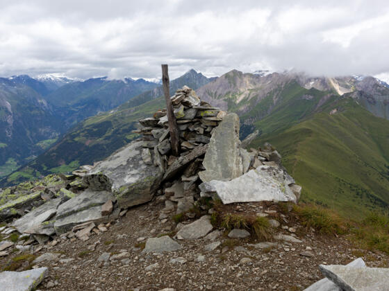 Steinmännchen am Gorner (2702 m).