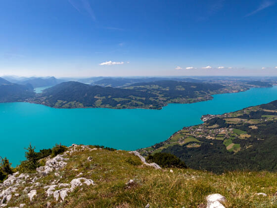 Prachtvoller Tiefblick von der Mahdlschneid auf den gesamten Attersee.