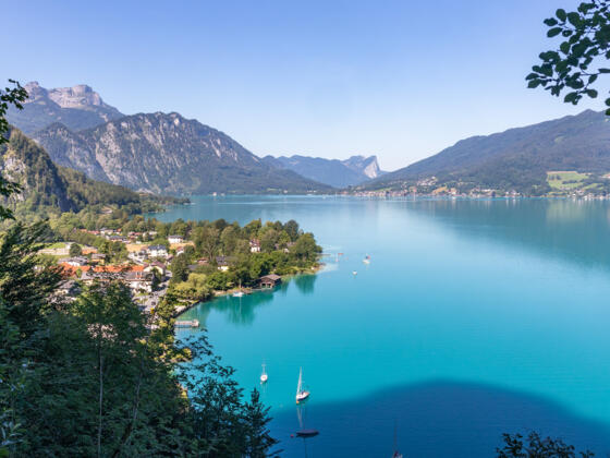 Aussichtspunkt Nikolostein: Blick zurück nach Weißenbach, auf den Attersee, den Schafberg und die Drachenwand.