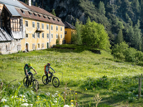 Auftakt nach Maß: Mit dem Bike durchs Halltal zu den Herrenhäusern.